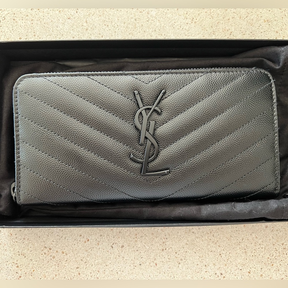 CASSANDRE MATELASSÉ ZIP AROUND WALLET IN GRAIN DE POUDRE LEATHER BLACK